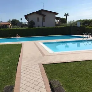 Con Piscina A Lazise